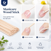 Manik&uuml;re-Holzst&auml;bchen werden verwendet, um die Nagelhaut sanft zur&uuml;ckzuschieben und die Nagelhaut zu reinigen